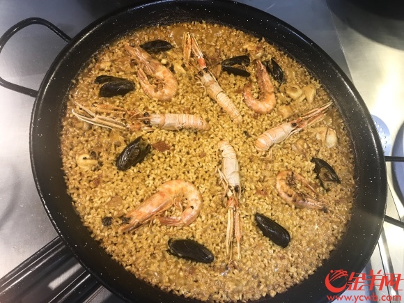 10烹饪中的海鲜饭.jpg